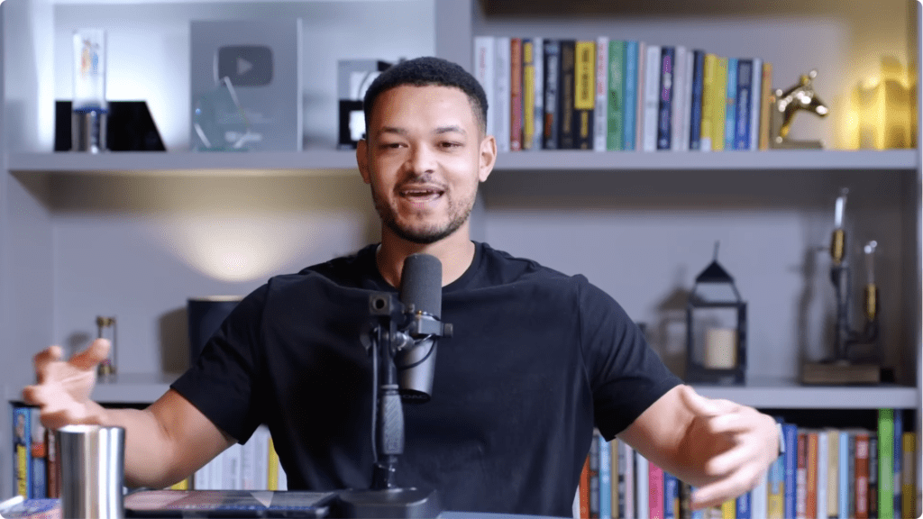 Podcast interview met zichtbare podcast microfoon