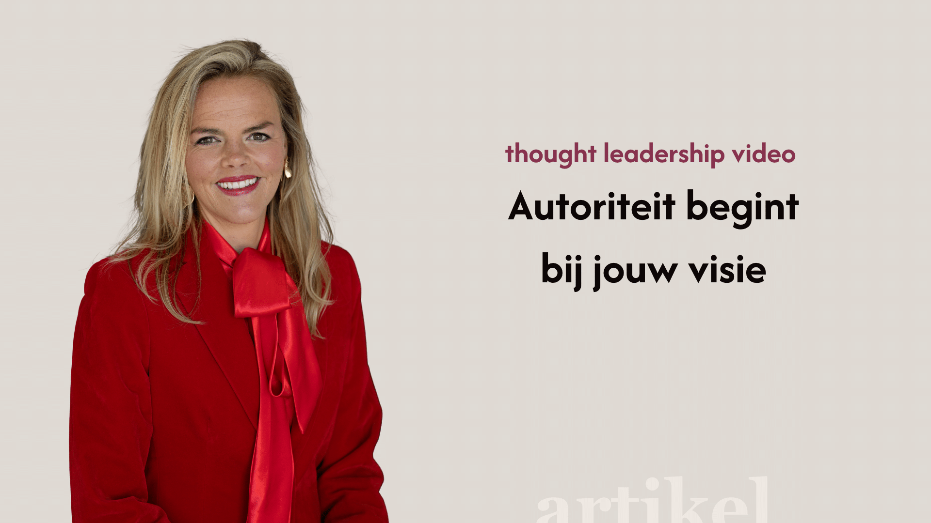 Noortje Janmaat in rood pak met de tekst ‘Autoriteit begint bij jouw visie’